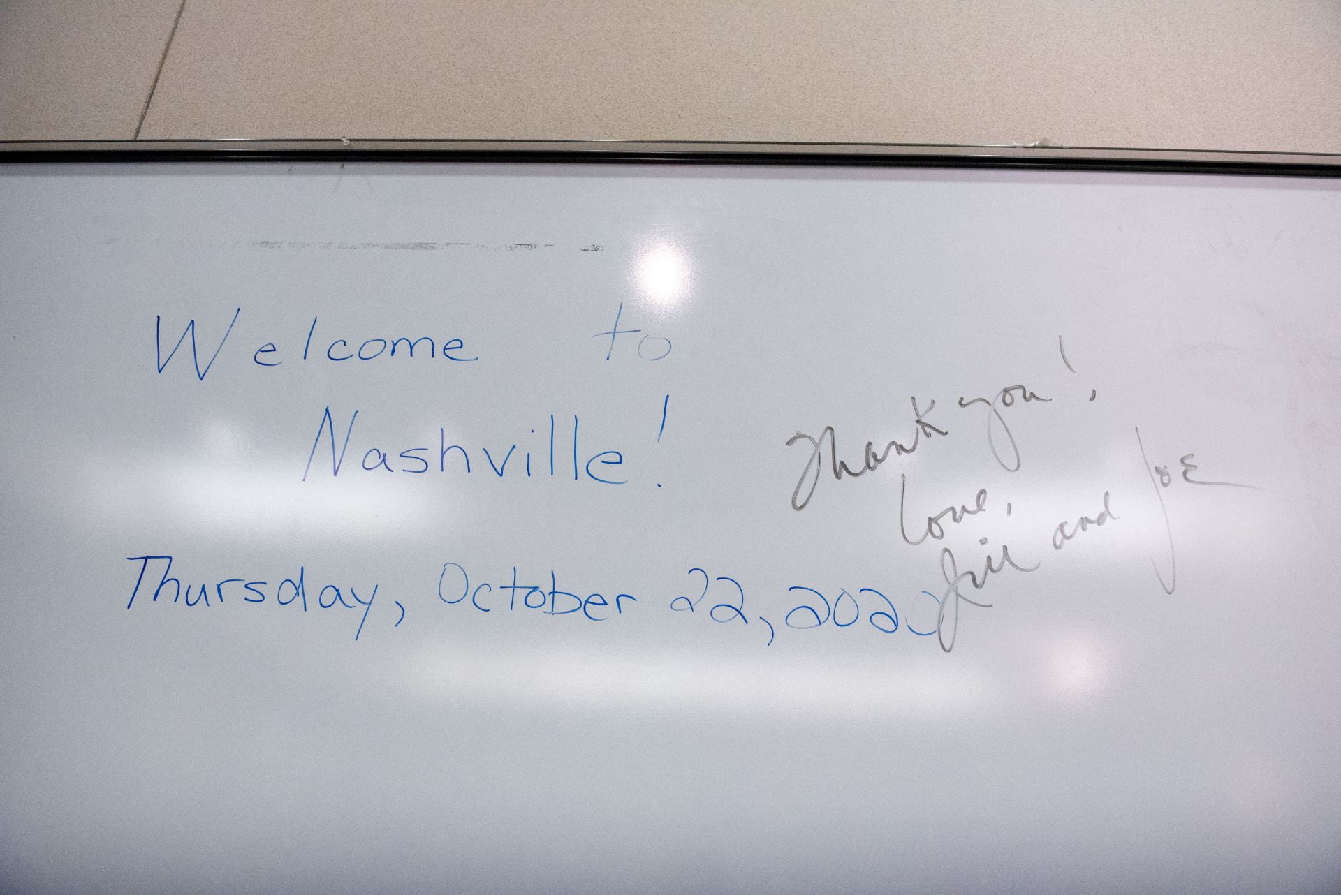 Whiteboard saying "Welcome to Nashville" signed with a thank you from Jill and Joe Biden